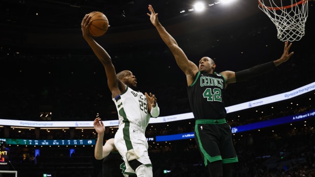  Boston Celtics center Al Horford (42) defends against Milwaukee Bucks forward Khris Middleton (22)